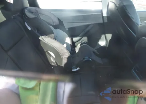 2022 Tesla Model Y Long Range Dual Motor All-Wheel Drive z USA, uszkodzony, nr VIN 7SAYGDEE5NF386632